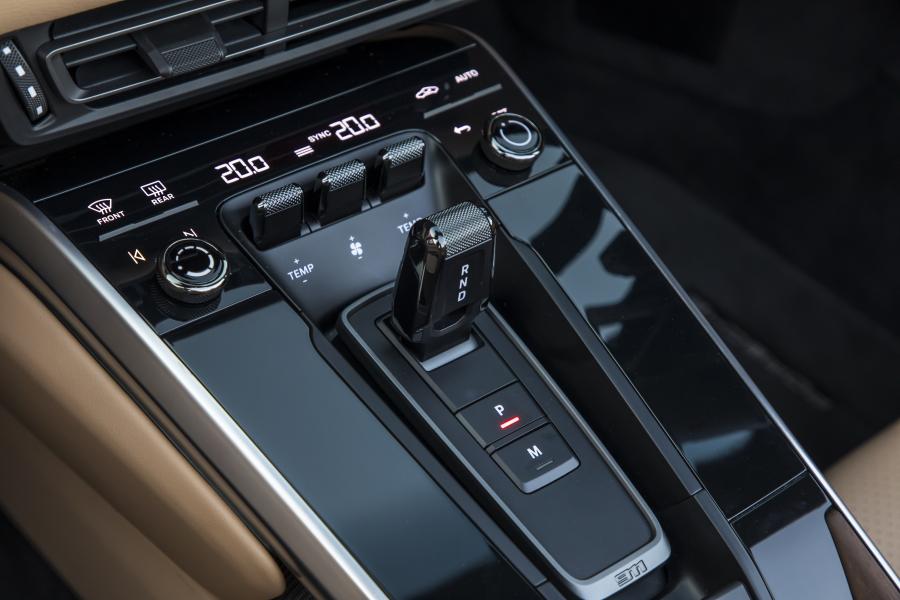 Детали интерьера Porsche 911 Carrera S Cabriolet 2020 года  (AU) (фото 23 из 25)